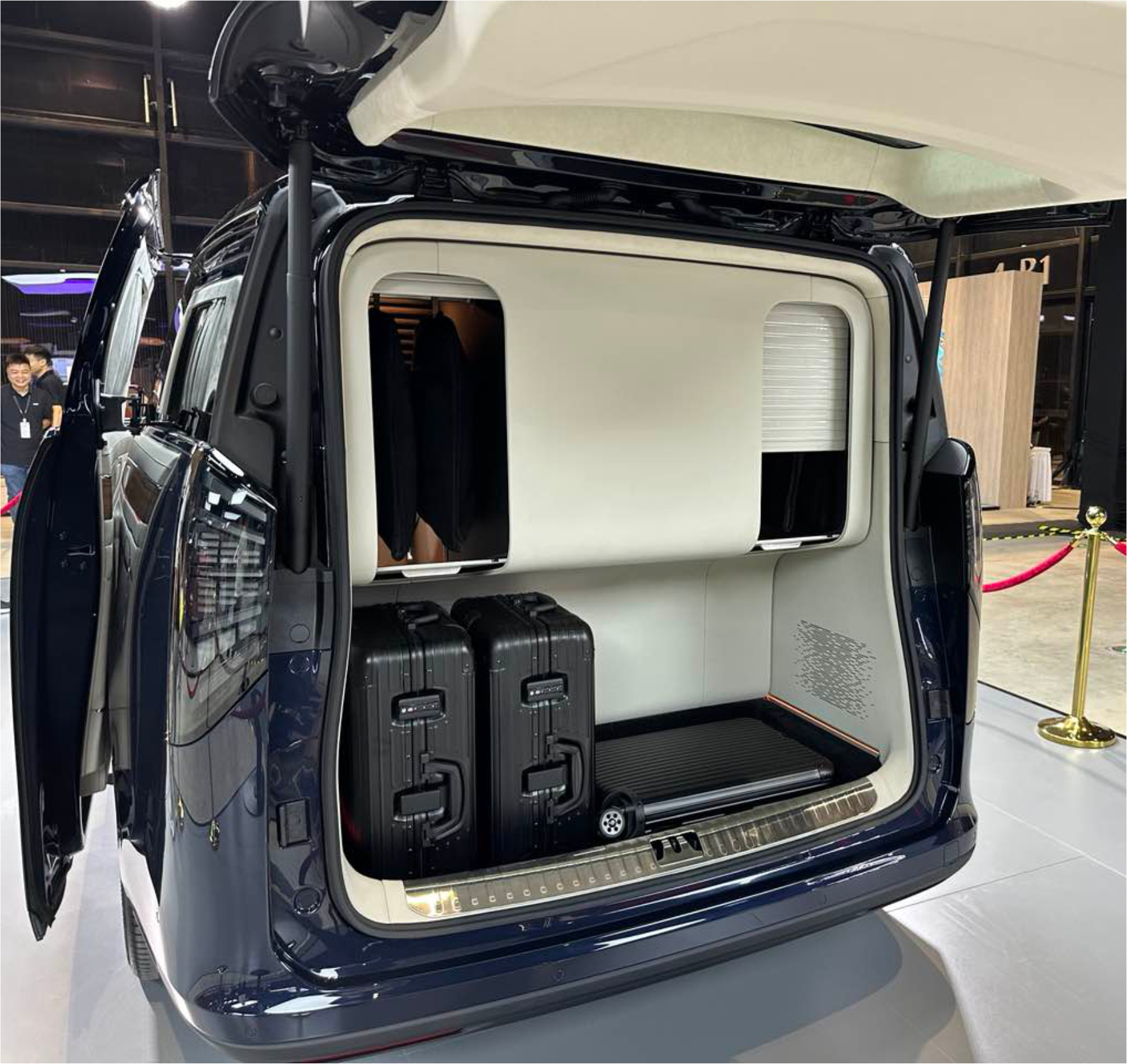 LEVC L380 — blue variant rear with luggage compartment